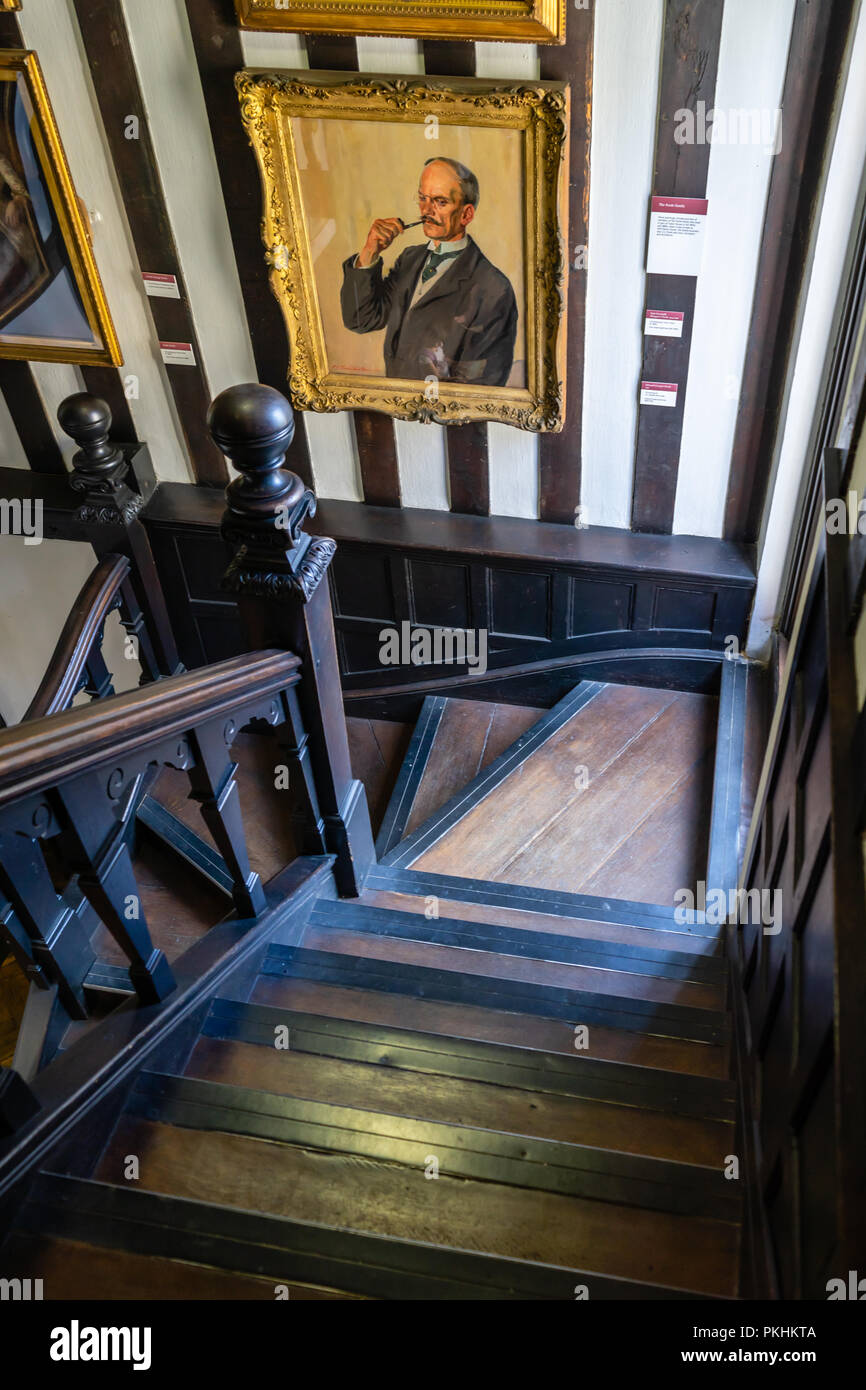 Holztreppe und alte Wandmalereien im historischen Tudor House Museum in Southampton, England, Großbritannien Stockfoto