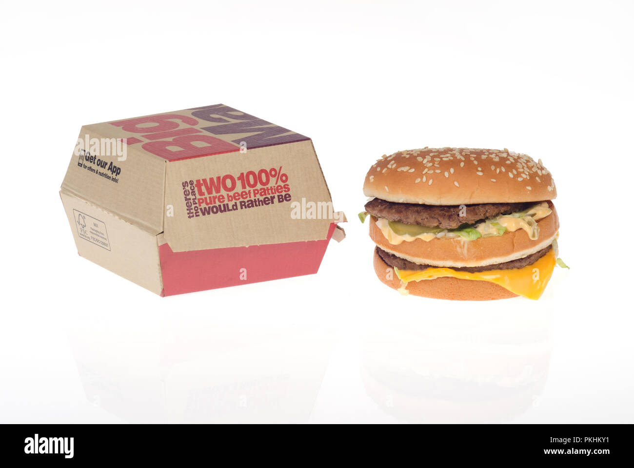 McDonald's Big Mac mit 2 100% reines Rindfleischpastetchen, spezielle Sauce, Salat und Käse auf einem Sesam bun zusammen mit takeout Container Stockfoto