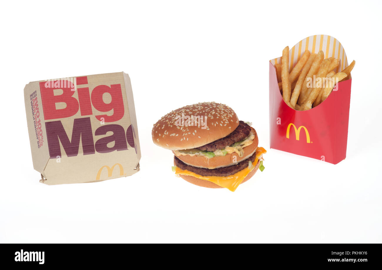 McDonald's Big Mac Burger mit 2 Frikadellen, spezielle Sauce, Käse und Salat auf Sesam Brötchen mit Verpackung und Pommes frites oder Chips Stockfoto