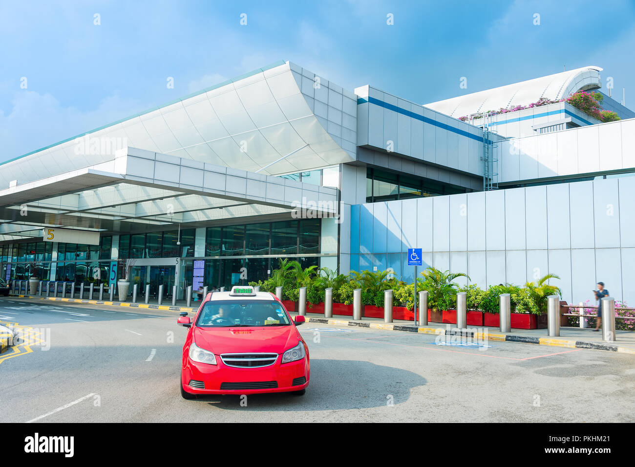 Rote Taxi vom Airport Terminal, Flughafen Changi, Singapur Stockfoto