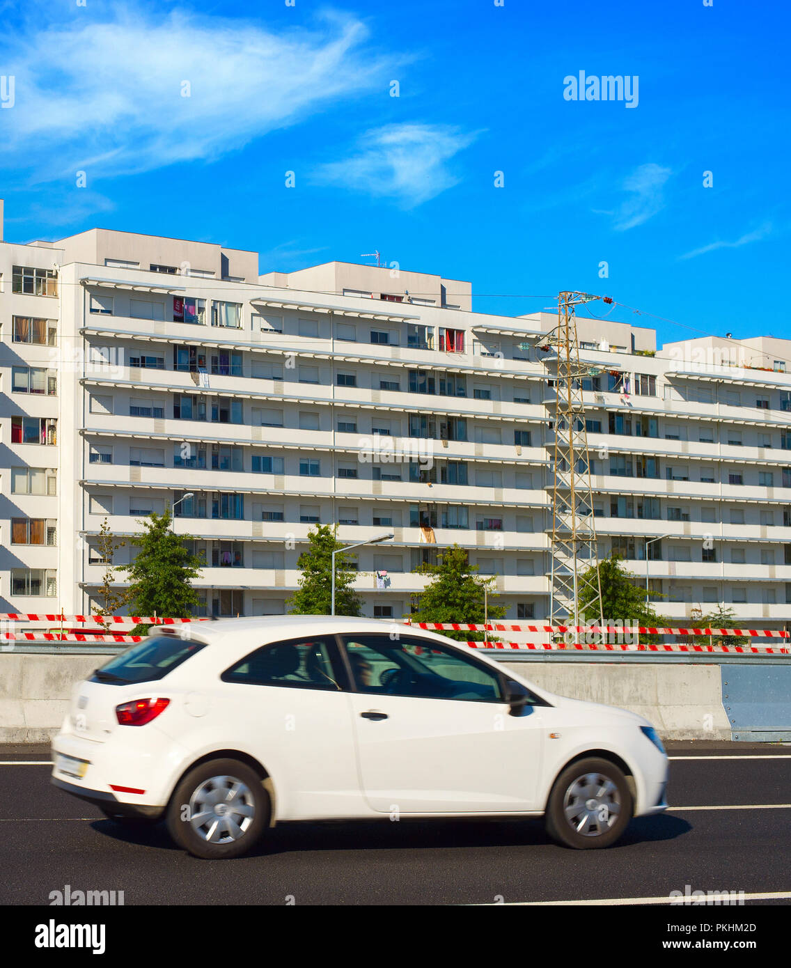 Die Autos auf dem Highway. Apartment Gebäude im Hintergrund. Portugal Stockfoto