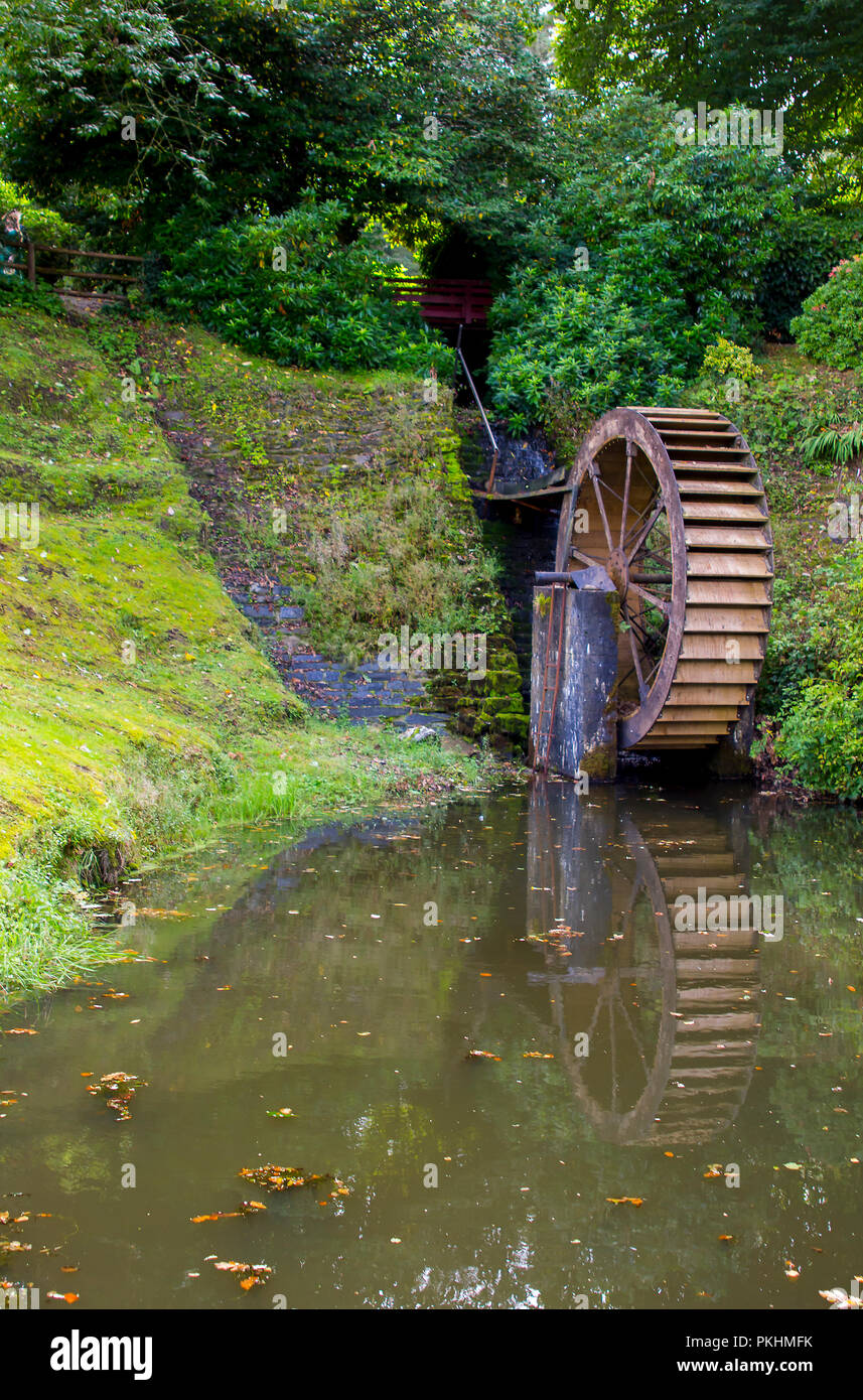 Das Wasserrad und Mill Race im Beech Hill Hotel Londonderry mit der Mühle Teich auf einem frühen Nachmittag im September. Stockfoto