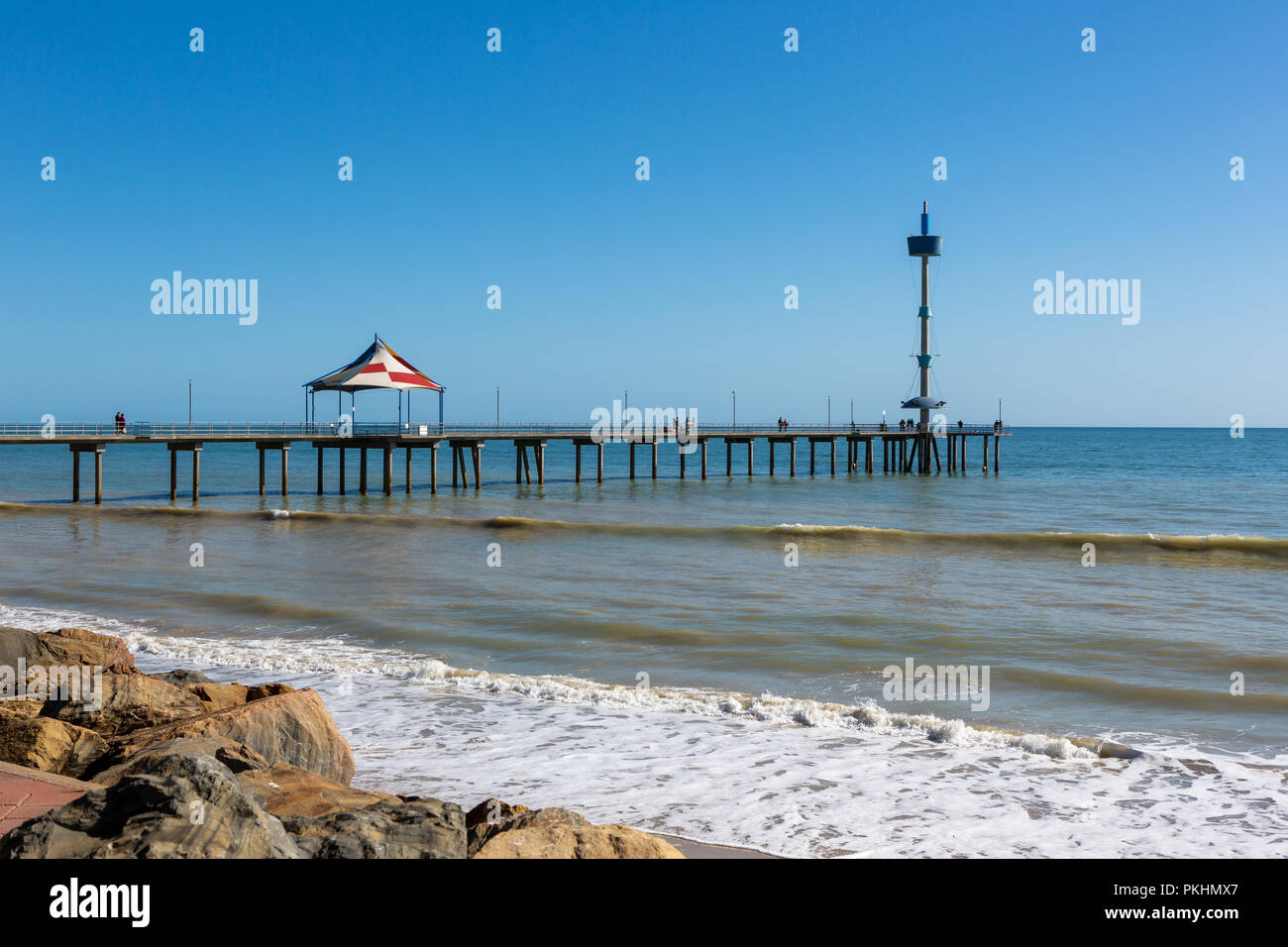 Die schöne Brighton Pier an einem sonnigen Tag mit blauen Himmel in South Australia am 13. September 2018 Stockfoto