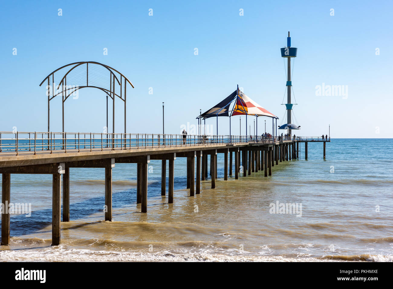 Die schöne Brighton Pier an einem sonnigen Tag mit blauen Himmel in South Australia am 13. September 2018 Stockfoto