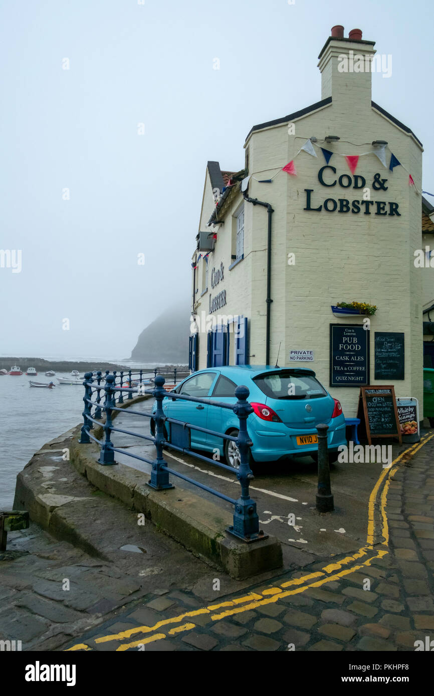 Blick auf den Kabeljau & Hummer Public House in Staithes,Yorksire, Großbritannien Stockfoto