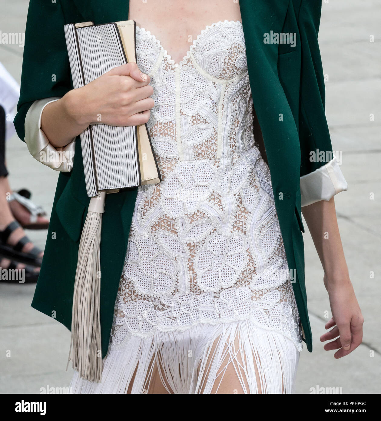 NEW YORK, NY - 11. September 2018: Lara Mullen geht der Start- und Landebahn an der Oscar De La Renta Spring/Summer 2019 fashion show während der New York Fashion Week Stockfoto