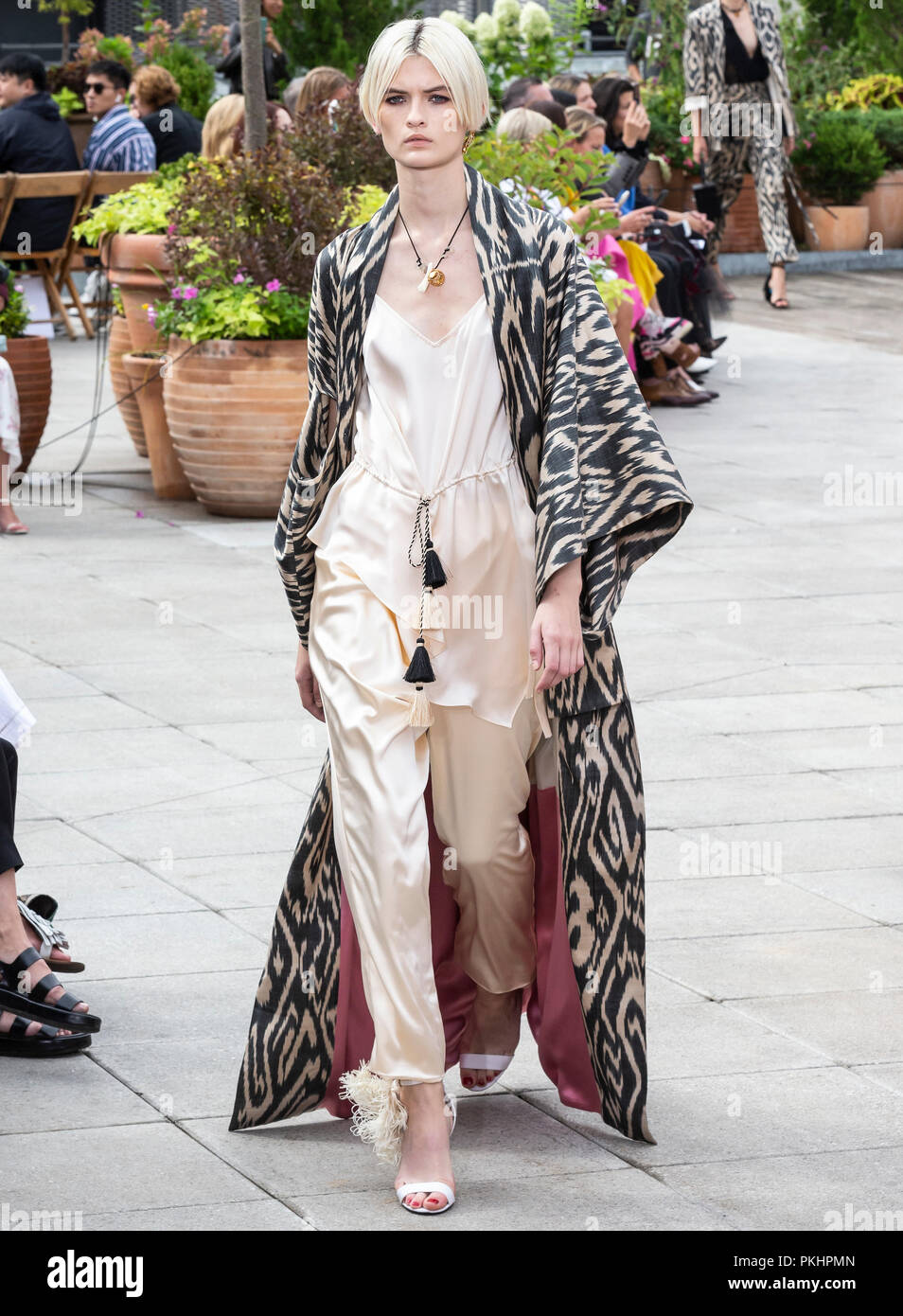 NEW YORK, NY - 11. September 2018: Lara Mullen geht der Start- und Landebahn an der Oscar De La Renta Spring/Summer 2019 fashion show während der New York Fashion Week Stockfoto
