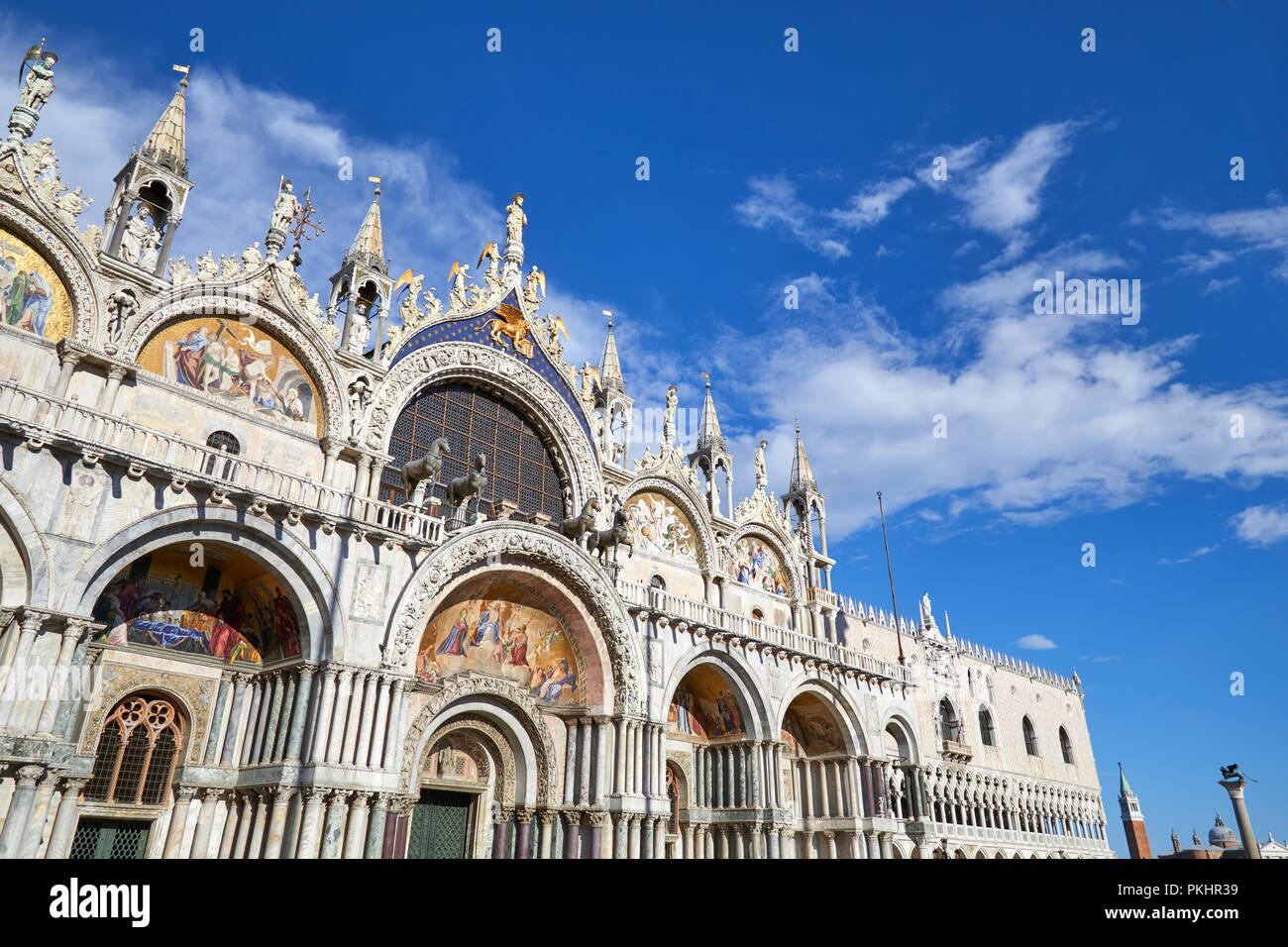 San Marco Basilika Fassade in Venedig, blauer Himmel an einem sonnigen Tag in Italien Stockfoto