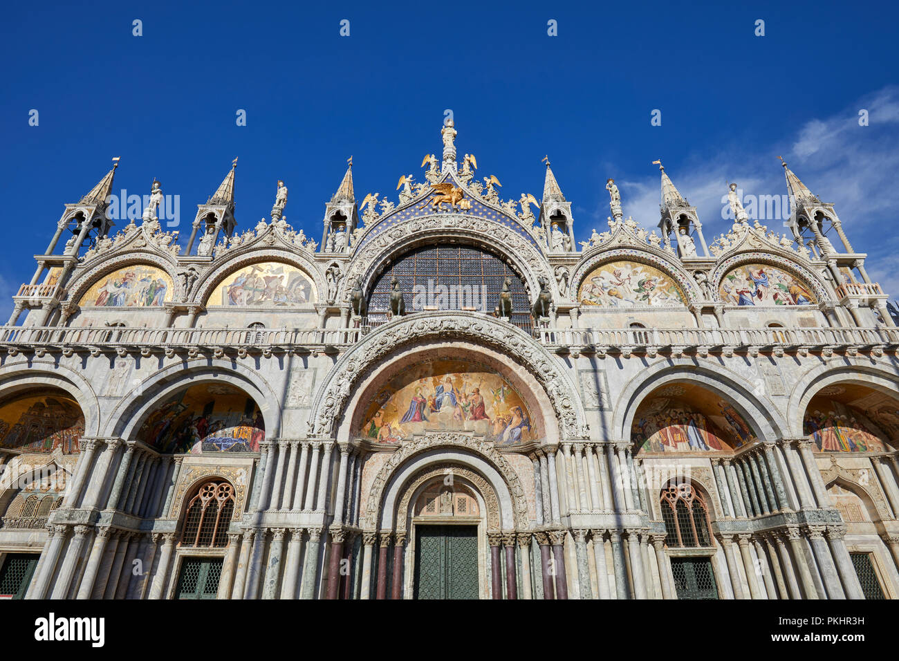 Saint Mark Low Angle View Basilika Fassade in Venedig, blauer Himmel an einem sonnigen Tag in Italien Stockfoto