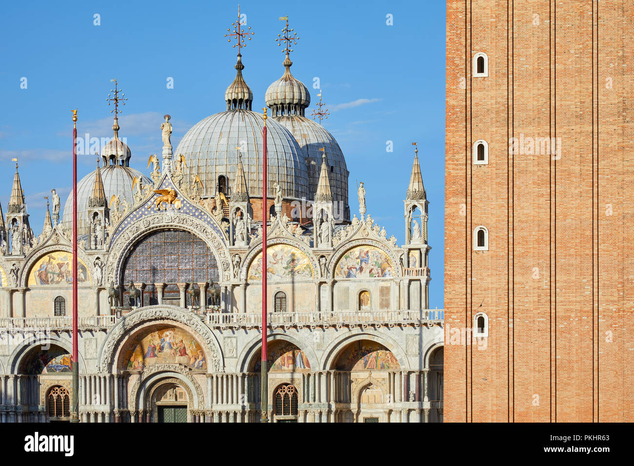 San Marco Basilika Fassade und roten Ziegeln Glockenturm Detail in Venedig, blauer Himmel an einem sonnigen Tag in Italien Stockfoto