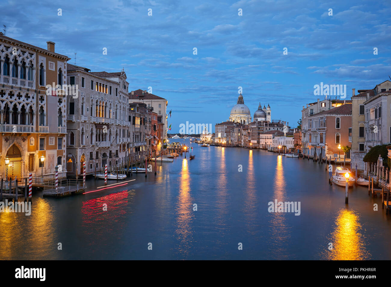 Grand Canal in Venedig beleuchtet am Abend mit der Heiligen Maria von Gesundheit Basilika Aussicht in Italien Stockfoto