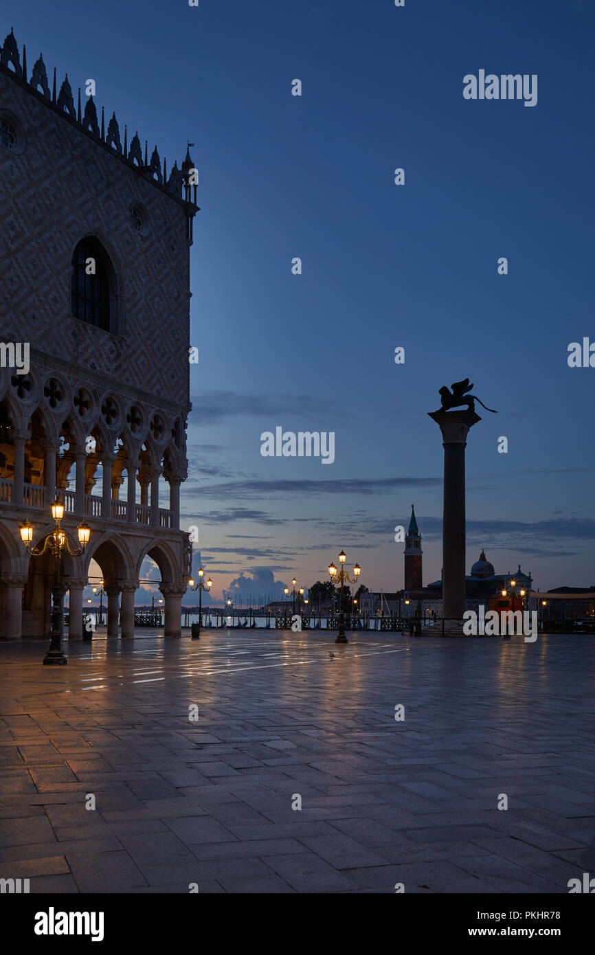 San Marco Platz mit geflügelten Löwen und Dogenpalast, niemand am Ende der Nacht in Venedig, Italien Stockfoto