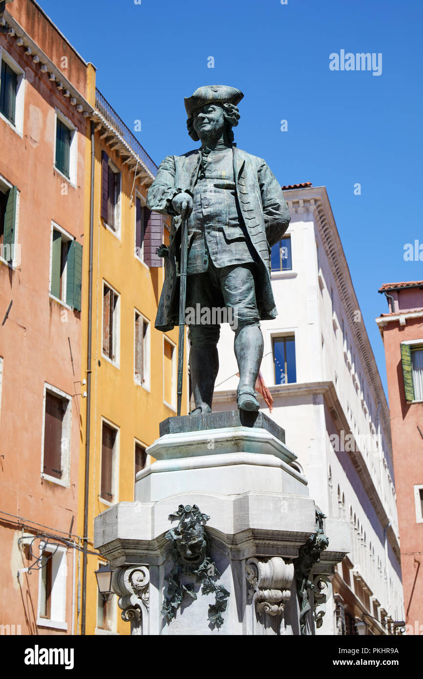 Carlo Goldoni Statue mit Sockel von Antonio Dal Zotto (1841-1918) in Venedig, Italien Stockfoto