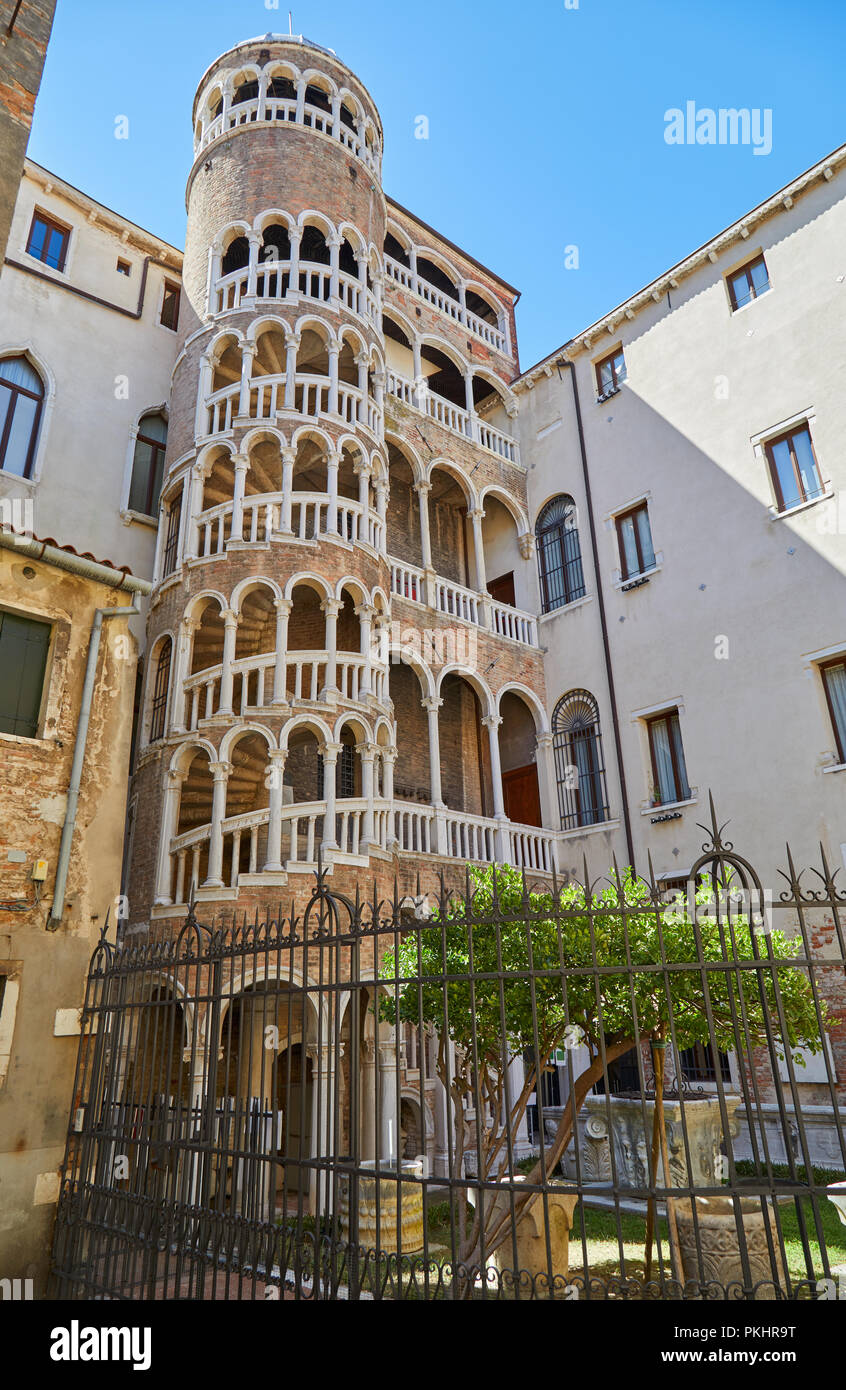 Palazzo Contarini del Bovolo, gotische Architektur mit Wendeltreppe und Garten in Venedig, Italien Stockfoto