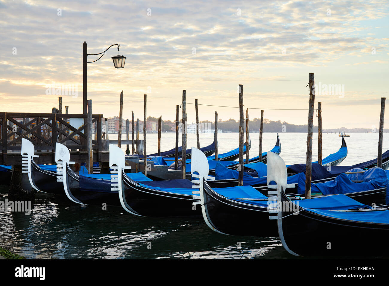 Gondeln in Grand Canal am frühen Morgen in Venedig, Italien Stockfoto