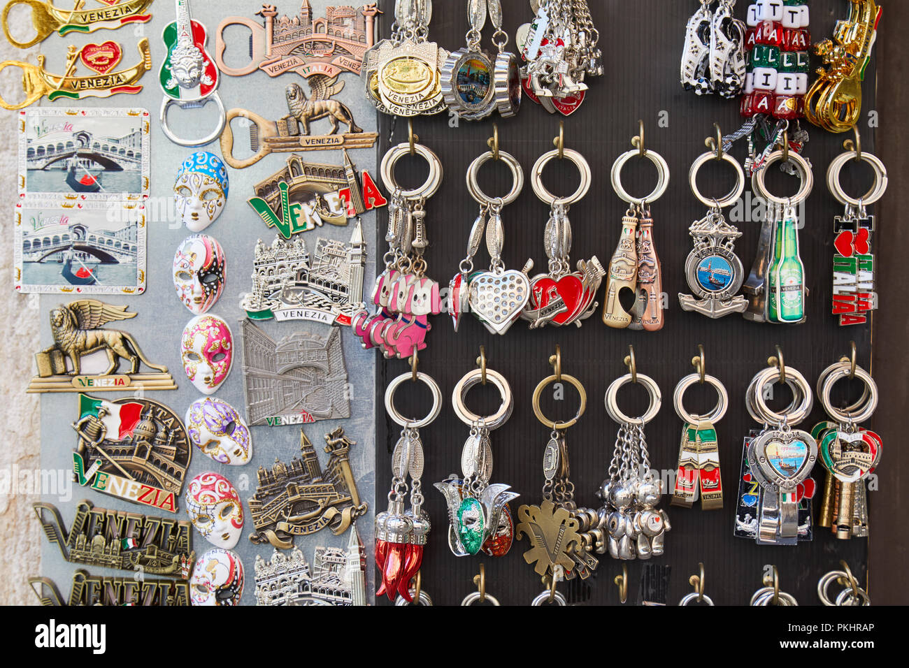 Venedig, Italien - 15 AUGUST 2017: Magnet Schlüsselanhänger souvenirs Hintergrund in einer Straße shop in Venedig, Italien Stockfoto