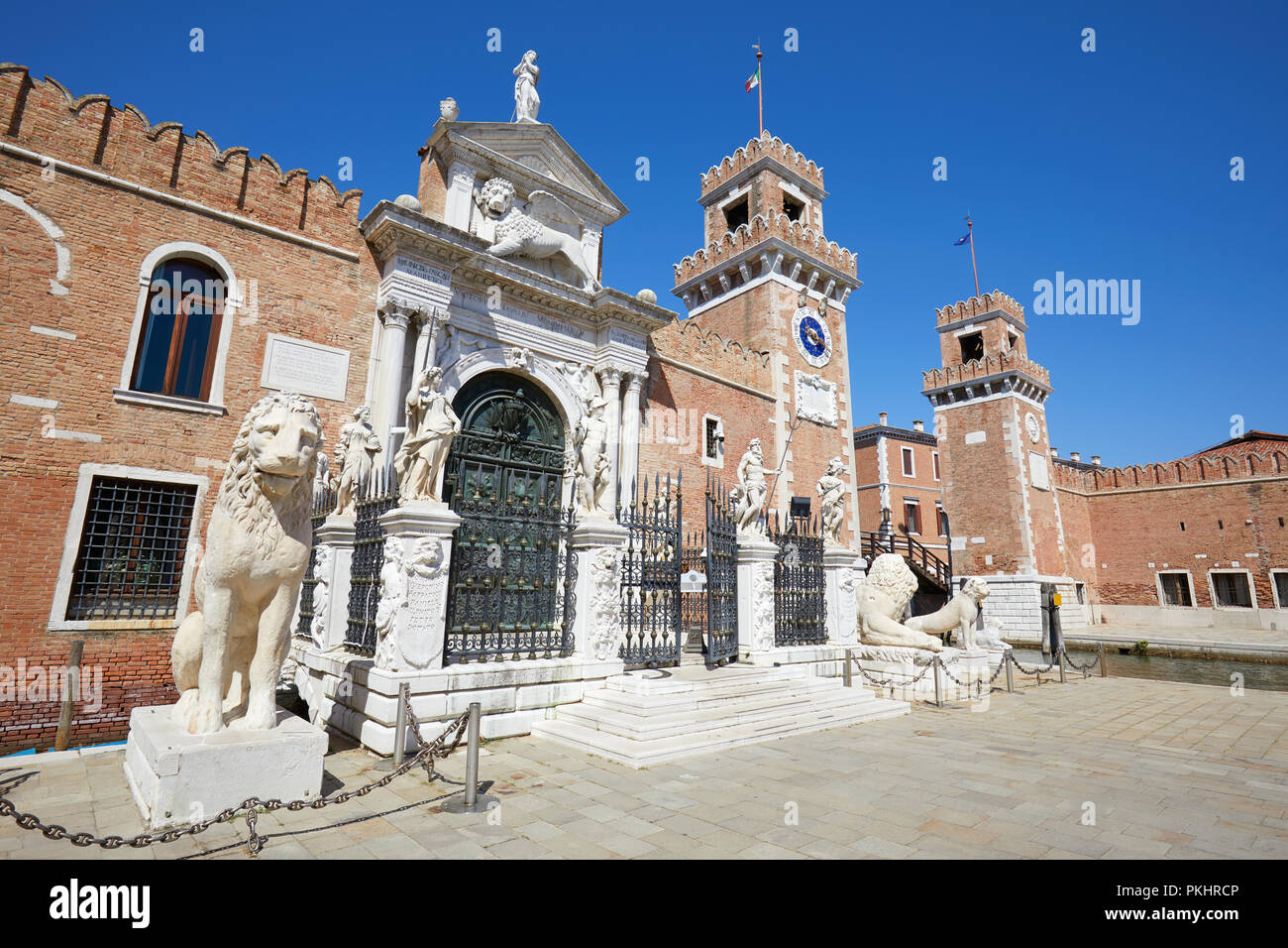 Arsenale Di Venezia Wände und weiße Statuen, Clear blue sky in Venedig, Italien Stockfoto