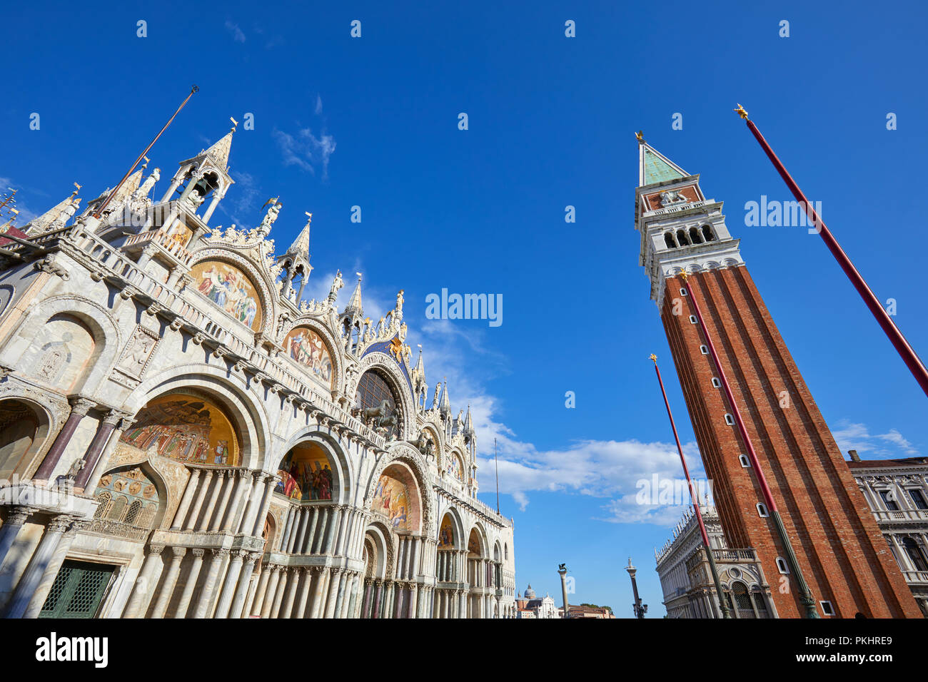 San Marco Basilika Fassade und Glockenturm in Venedig, Sonnenschein und blauer Himmel in Italien Stockfoto