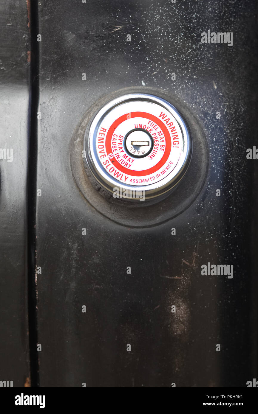 Warnschild an einem unter Druck stehenden Kraftstoff Kappe Stockfoto