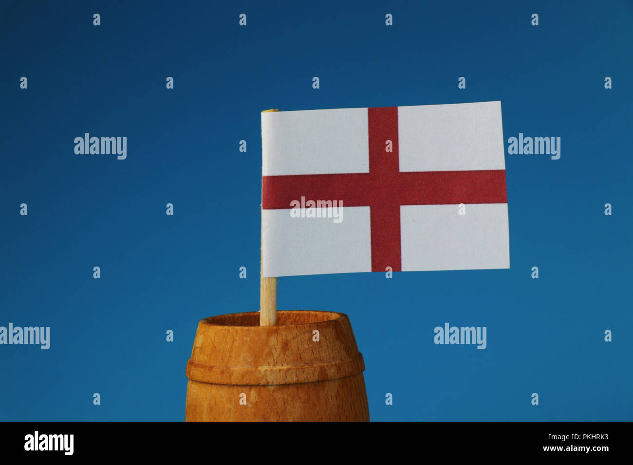 Eine nationale Flagge von England, Teil des Vereinigten Königreichs, auf Holzstab im Holzfass. Papier Flagge Stockfoto
