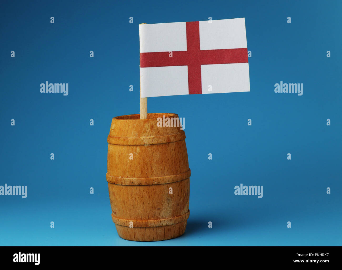 Eine nationale Flagge von England, Land viele Sportarten, auf Holzstab im Holzfass auf Blau beackground Stockfoto