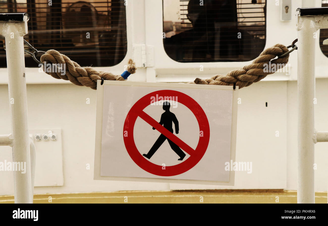 Ein Zeichen, die sagen, dass kein Eintrag für schlechte Menschen auf einige kommerzielle Boot. Segeln auf der Moldau in Prag. Stockfoto
