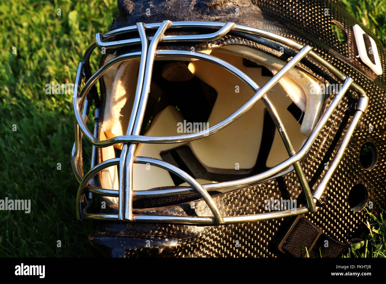 Ein goalie schwarzen Helm für Eishockey aus Carbon Material Stockfoto