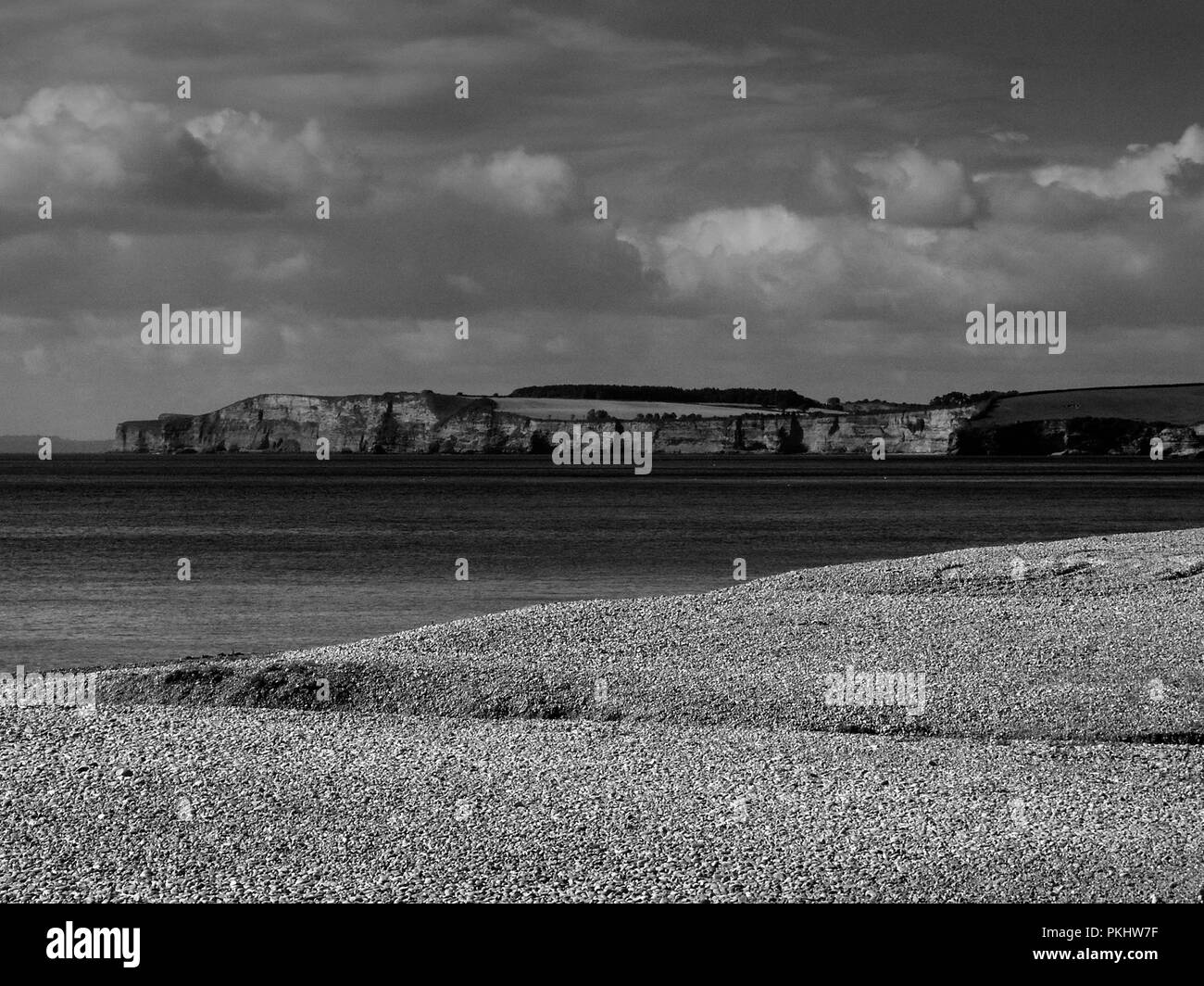 Eine Ansicht von Sidmouth westlich von Exmouth über den Stein, Kies, Strand West Devon und die Klippen Stockfoto