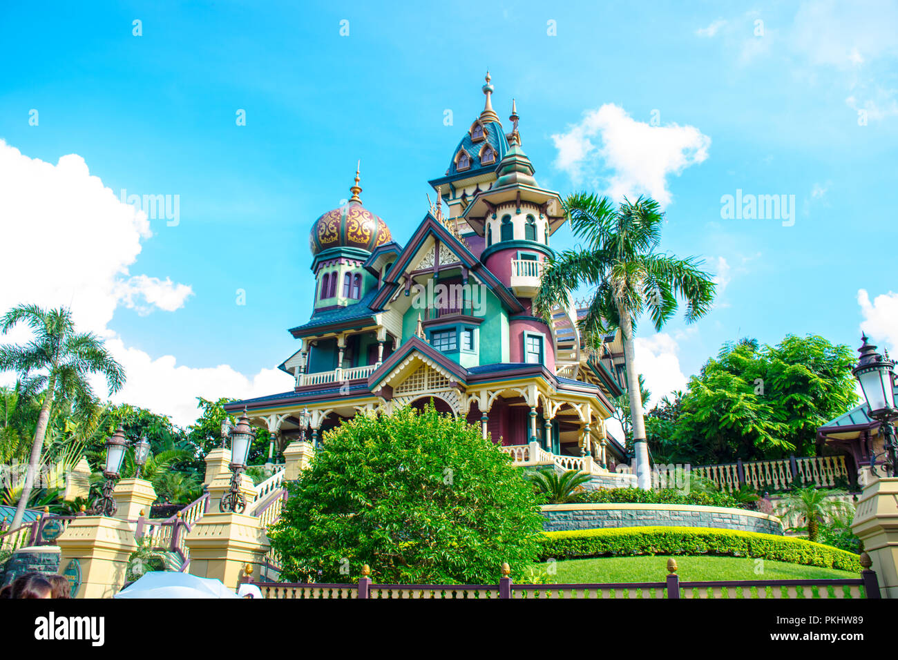 DISNEYLAND HONGKONG: Mystic Manor, The Mystery House Stockfoto