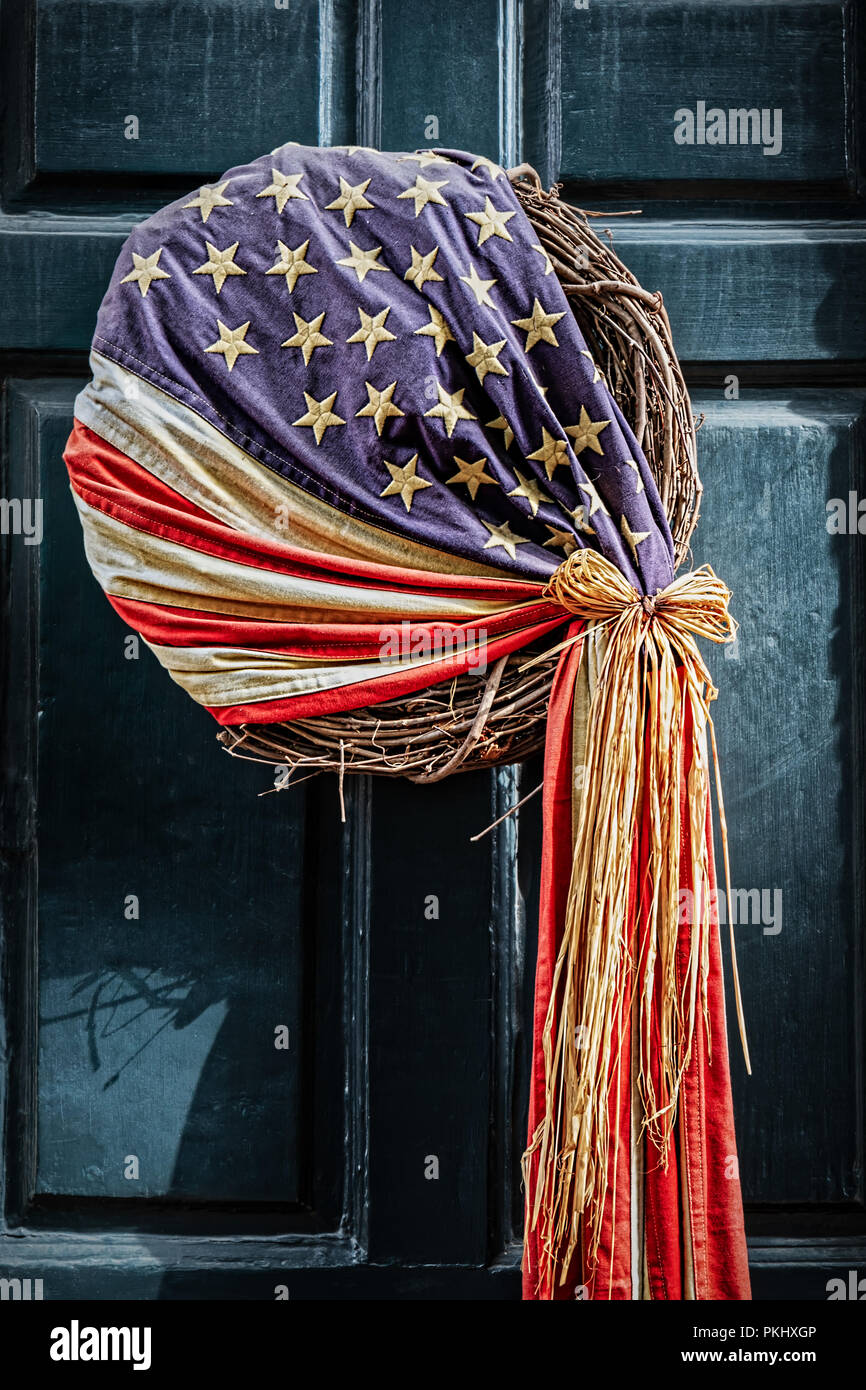 Eine amerikanische Flagge stil Kranz hängt an einer Tür in Philadelphia, PA. Stockfoto