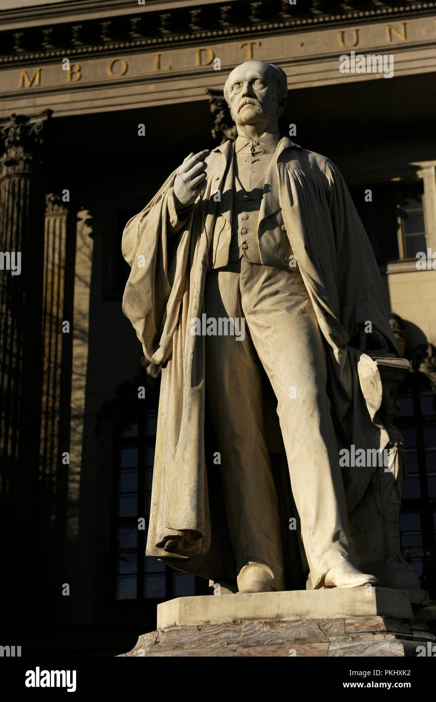 Hermann-von-Helmholtz (Potsdam, 1821 - Charlottenburg, 1894). Deutsche Wissenschaftler und Philosoph. Statue des Bildhauers Ernst Herter, an der Humboldt Universität. Berlin. Deutschland. Stockfoto