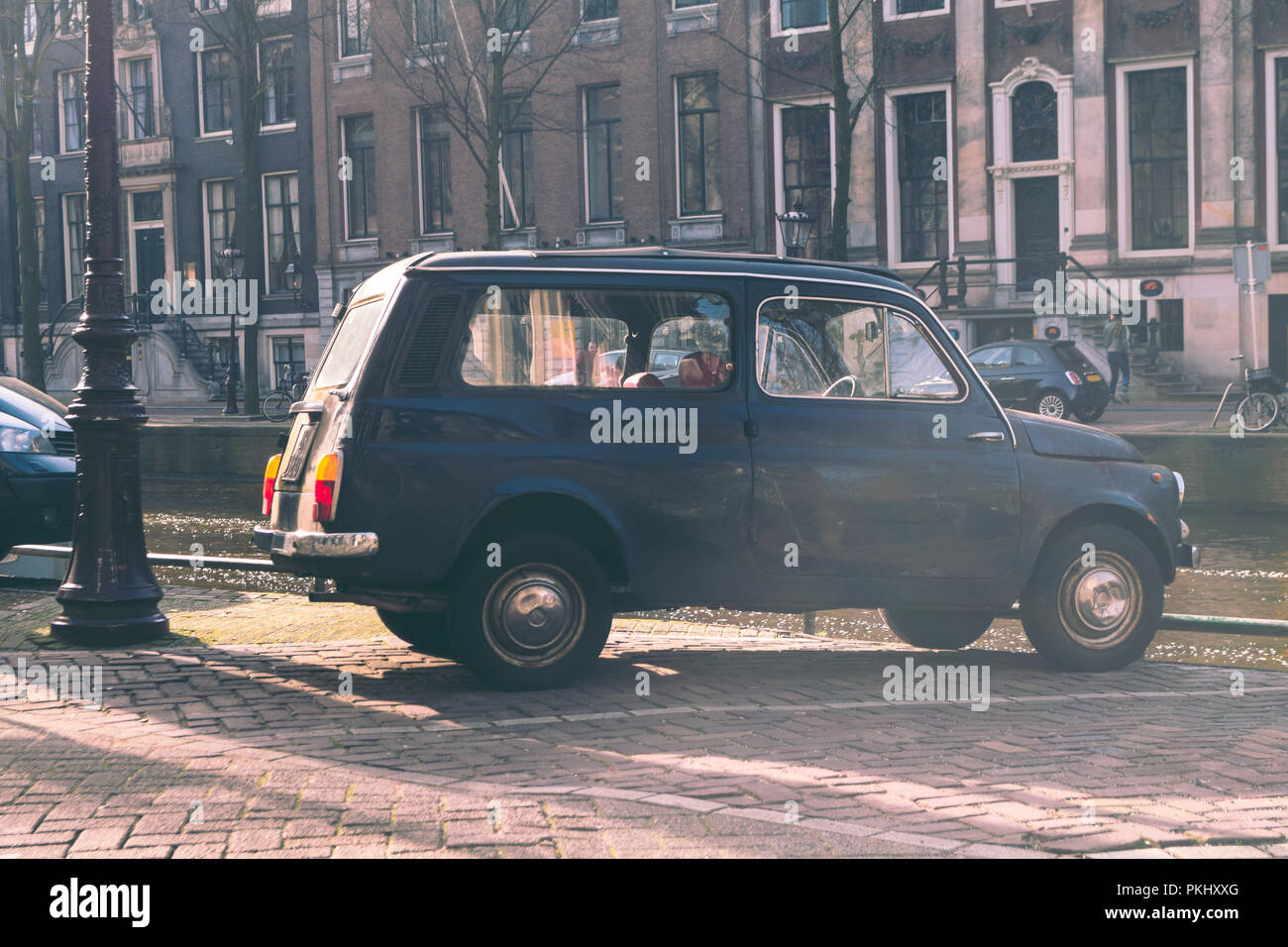 Alte Auto in der Nähe einer Gracht in Amsterdam geparkt Stockfoto