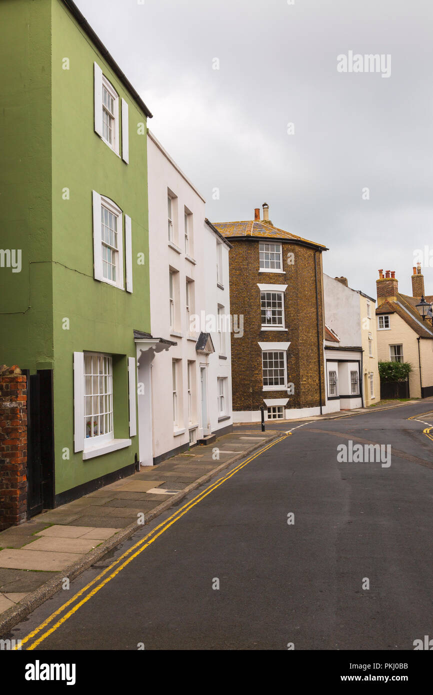 Bunte Häuser in Deal Kent in der Mitte der Straße Stockfoto