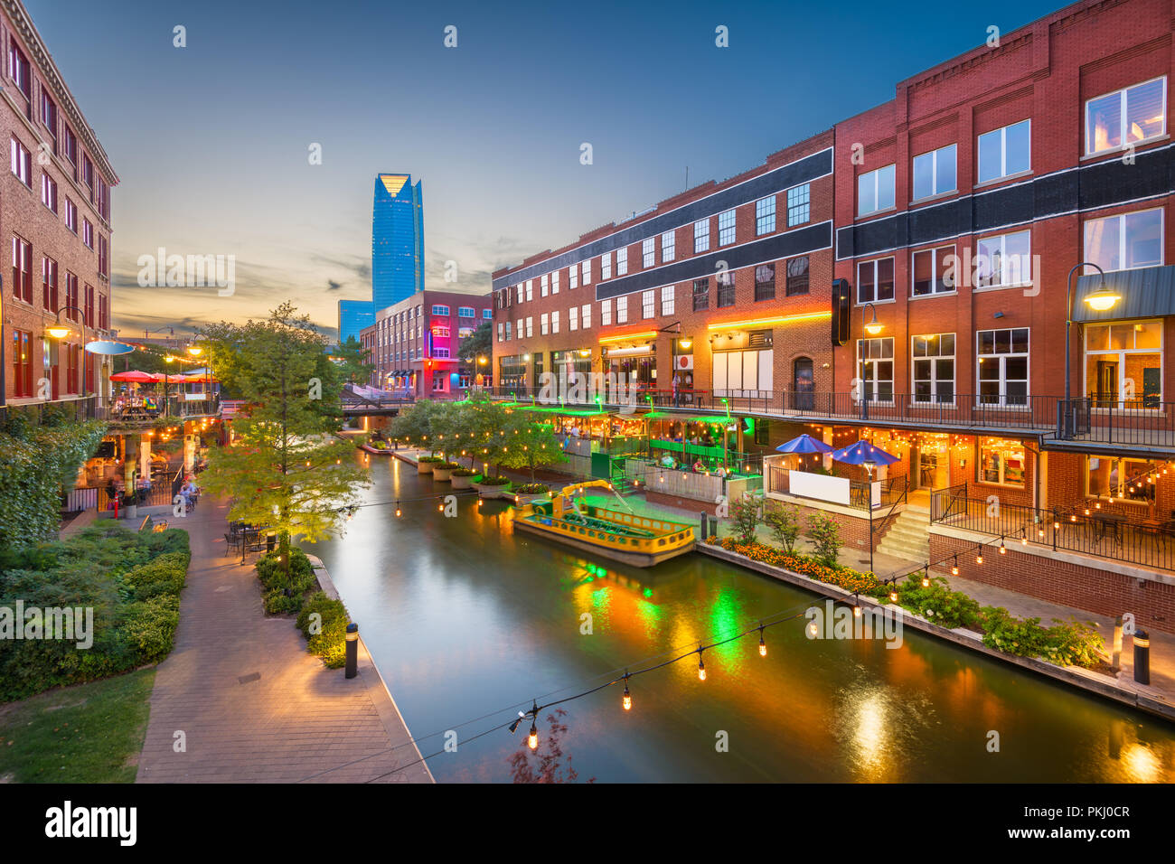 Oklahoma City, Oklahoma, USA Stadtbild in Bricktown in der Abenddämmerung. Stockfoto