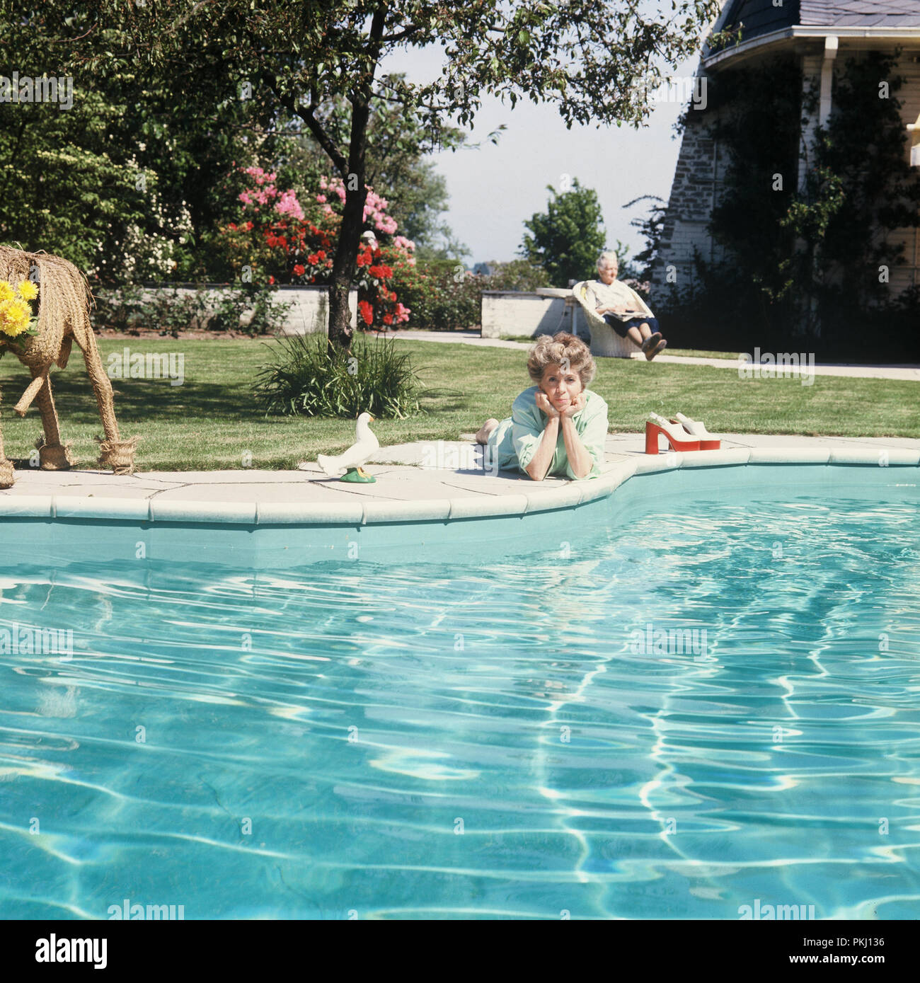 Inge Meysel, deutsche plant, eine ihrem Pool im Garten ihres Hauses in