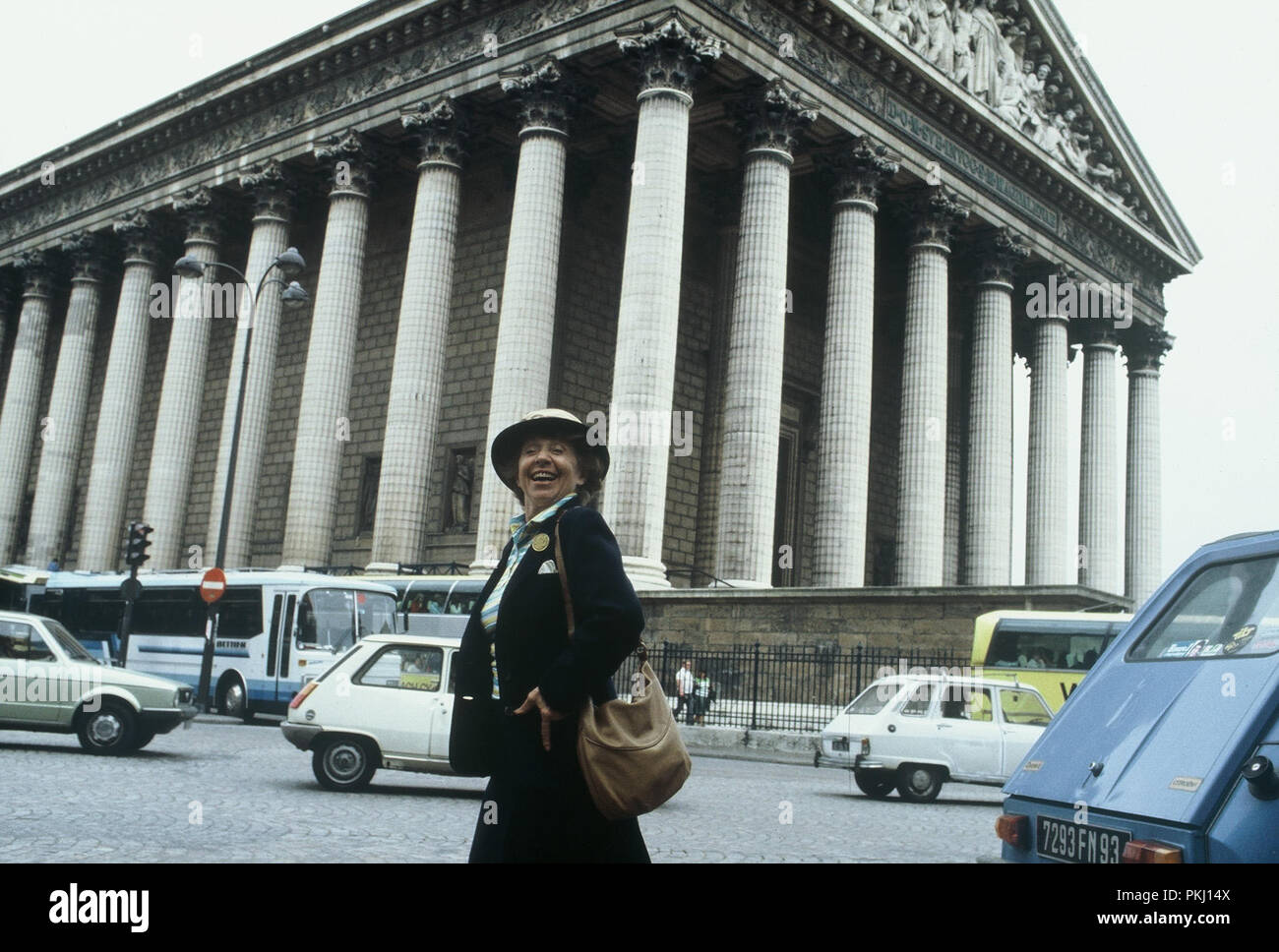 Frau Harris - Ein Kleid von Dior, Fernsehfilm, Deutschland 1982, Regie: Peter Weck, Darsteller: Inge Meysel bei den Dreharbeiten in Paris der Kirche Ste Madeleine. Stockfoto