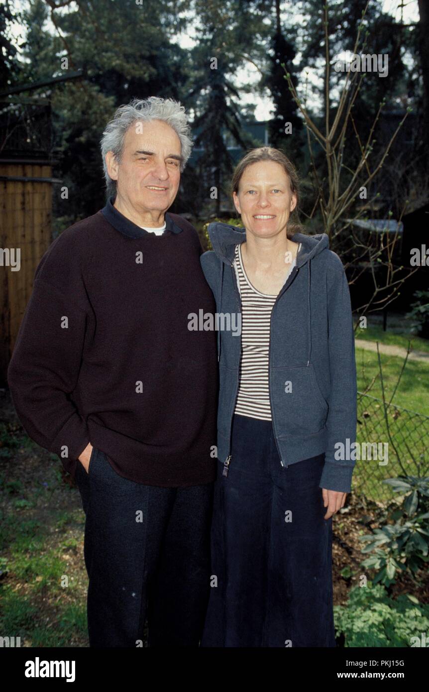 Prof. Peter Raacke mit seiner Frau? In seinem Garten, Deutschland 2003