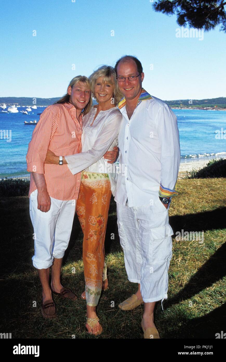 Gunter Sachs Ehefrau Mirja mit Stand Söhnen Christian Gunnar und Claus Alexander (rechts) in St. Tropez, Frankreich 2004. Gunter Sachs Frau Mirja mit ihren Söhnen Christian Gunnar und Claus Alexander (rechts) in St. Tropez, Frankreich 2004. Stockfoto