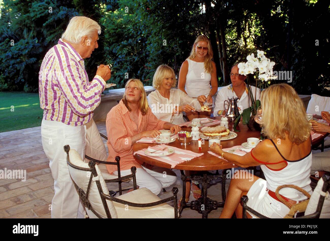 Gunter Sachs und seine Familie mit Ehefrau Mirja und-Söhnen Christian Gunnar und Claus Alexander am Tisch in St. Tropez, Frankreich 2004. Gunter Sachs und seine Familie mit Ehefrau Mirja und seine Söhne Christian Gunnar und Claus Alexander am Tisch in St. Tropez, Frankreich 2004. Stockfoto