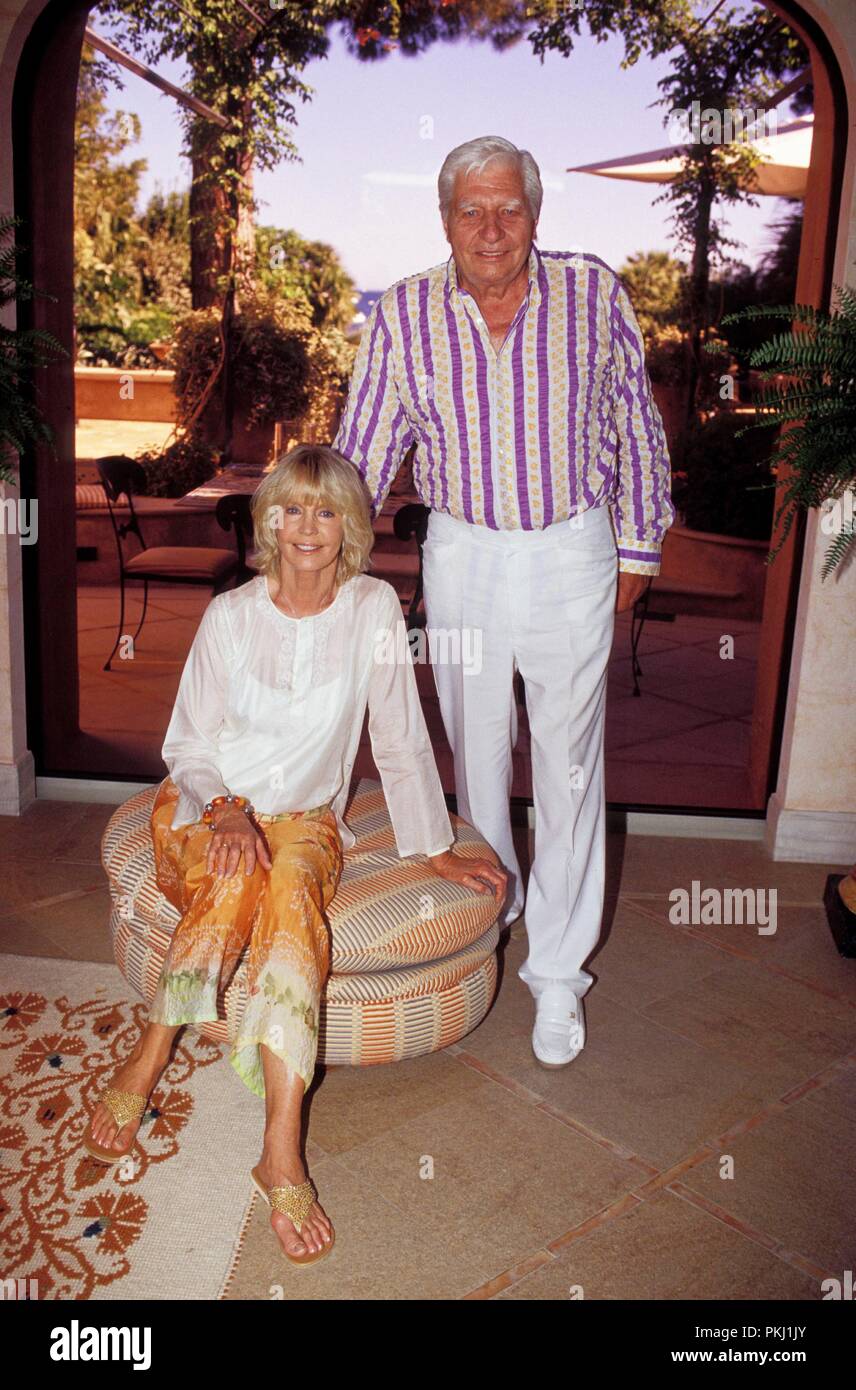 Gunter Sachs mit Ehefrau Mirja bin posieren in Ihrer Villa in St. Tropez, Frankreich 2004. Gunter Sachs mit Frau Mirja in Ihrer Villa in St. Tropez, Frankreich 2004 posieren. Stockfoto