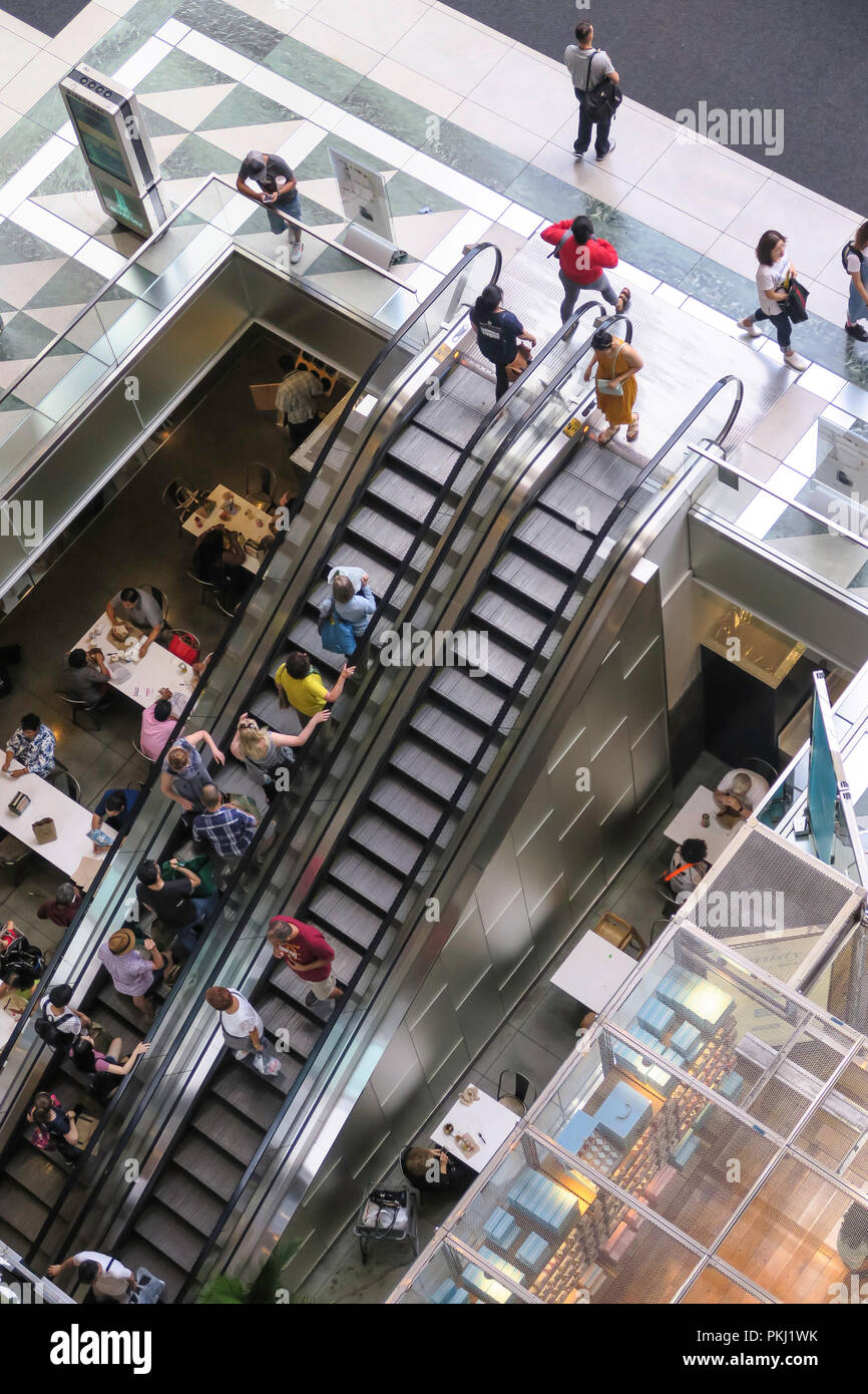 Lobby-Rolltreppen in das Atrium Time Warner Center am Columbus Circle, NYC Stockfoto