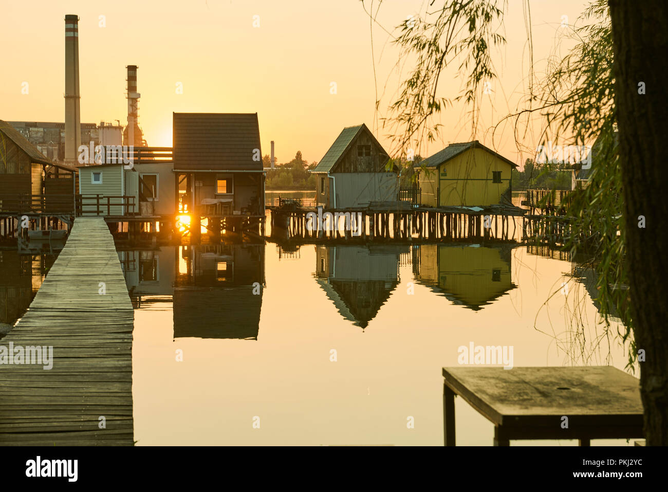 Schwimmende Dorf Bokodi in Ungarn bei Sonnenuntergang Stockfoto