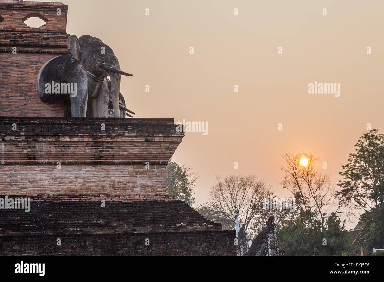 Die antike Skulptur auf dem olld Wand der Wat Chedi Luang Chiang Mai. wichtigsten Tempel ist der Wat Chedi Luang in der alten Stadtmauern entfernt Stockfoto