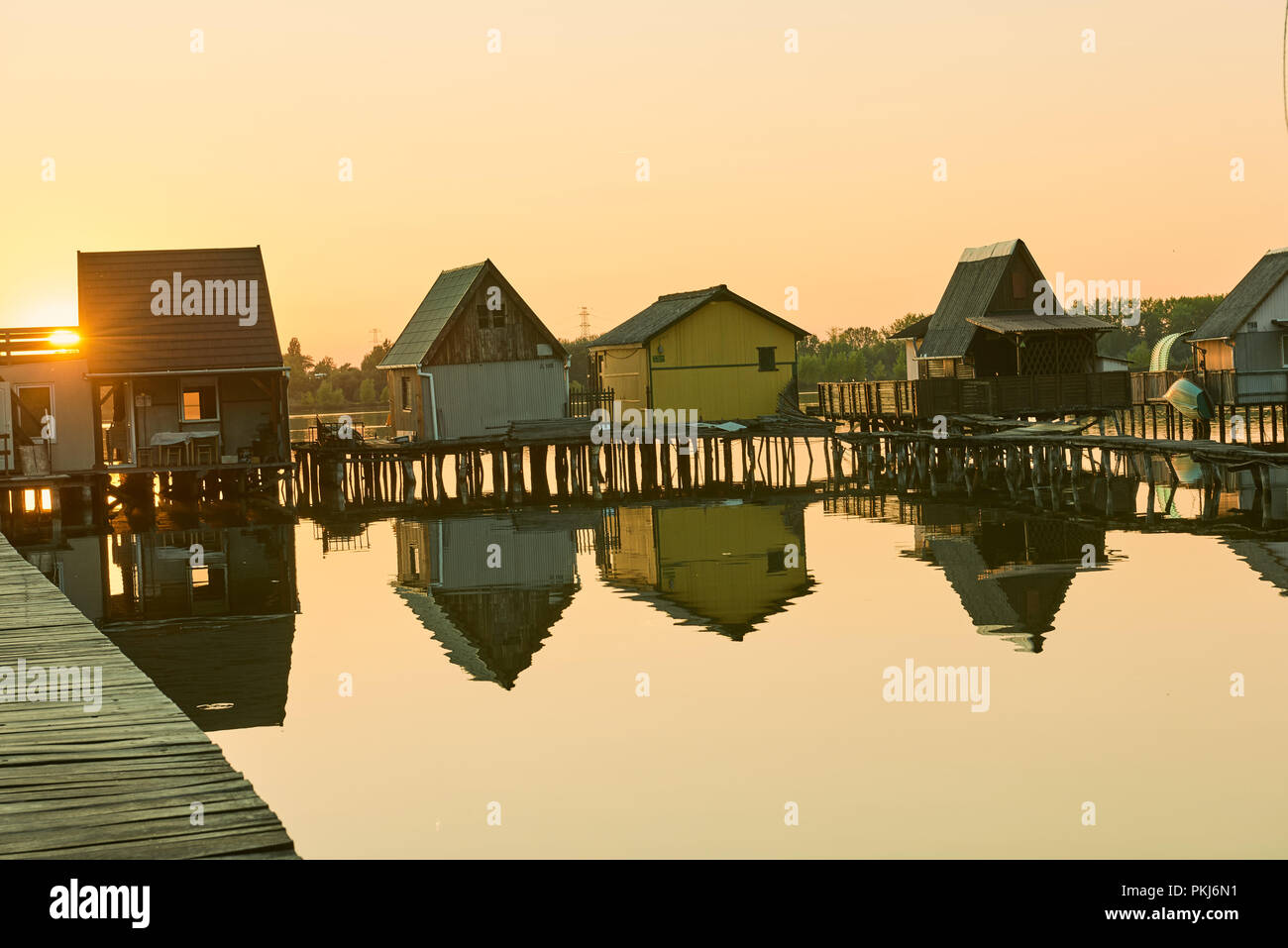 Schwimmende Dorf Bokodi in Ungarn bei Sonnenuntergang Stockfoto
