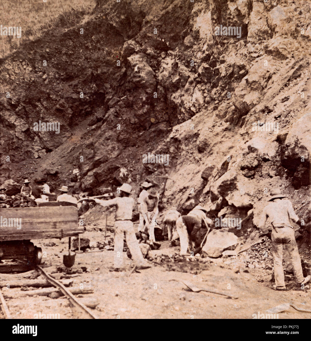 Bergbau in den Bergen von Daiquiri, Kuba im Jahr 1900 öffnen, Eisenerz für den Export in die USA Stockfoto