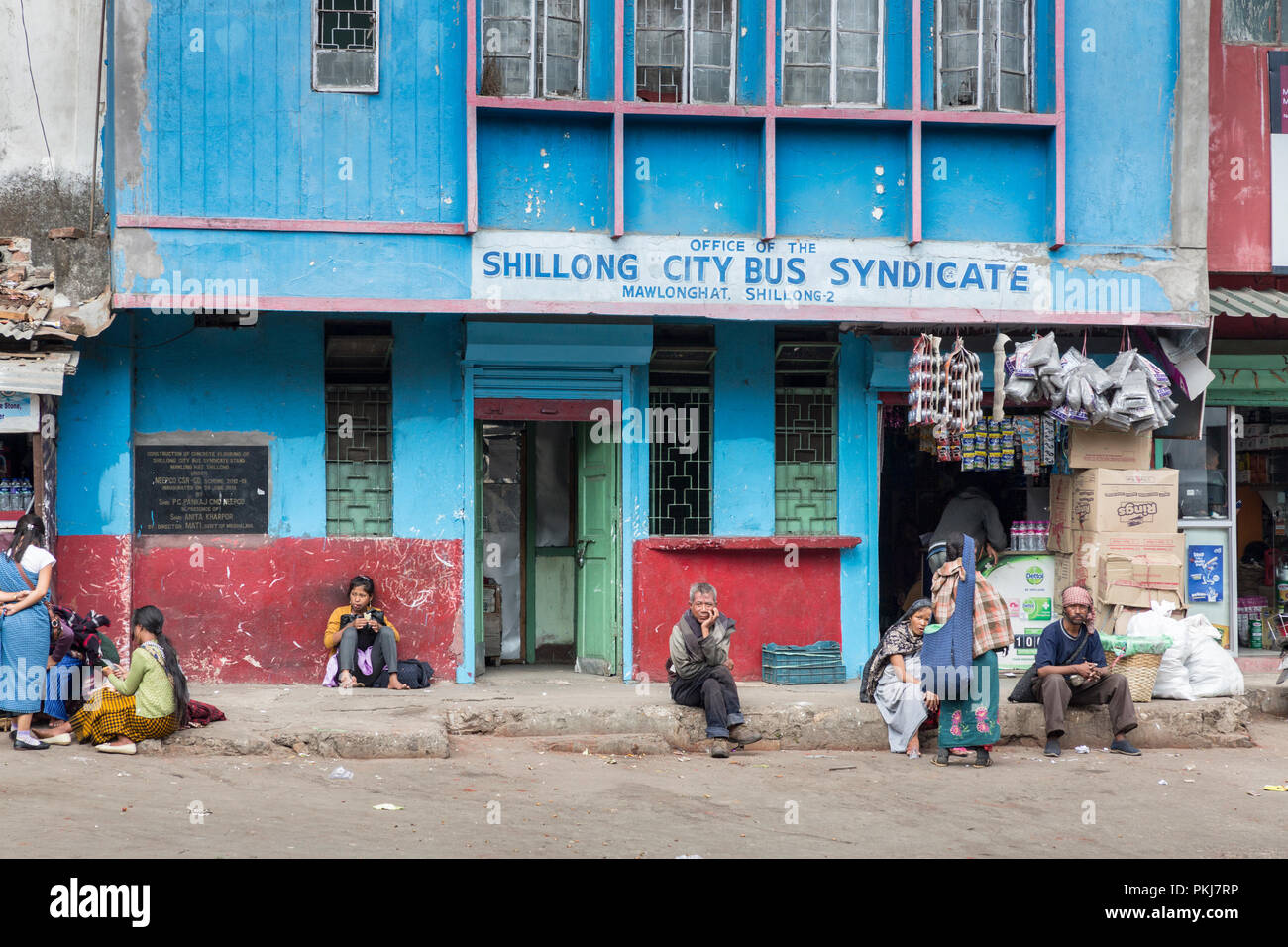 Die Menschen draußen Busbahnhof, Shillong, Meghalaya, Indien Stockfoto