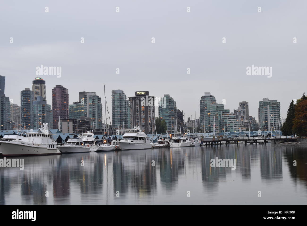 Skyline von Vancouver in der Abenddämmerung Stockfoto