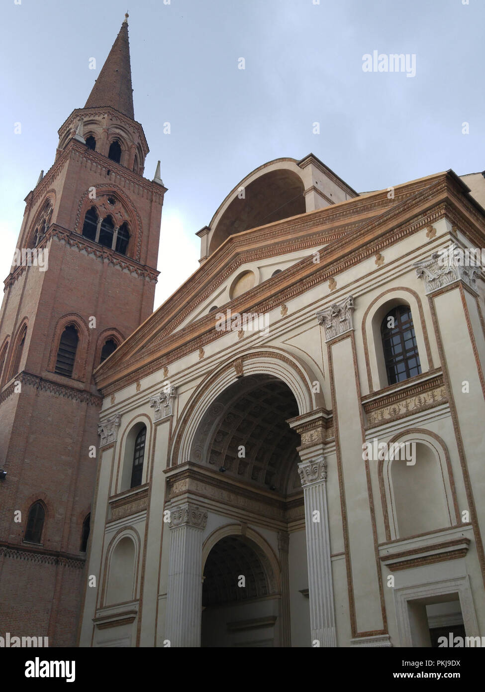 Entworfen vom Architekten Leon Battista Albert, der Basilika von Saint Andrews ist ein Wahrzeichen der hohe künstlerische Relevanz in der Stadt Mantua, Italien. Stockfoto