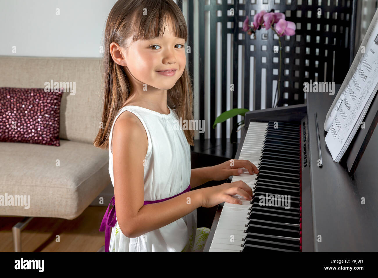 Sechs Jahre altes Mädchen Spielen auf der Klavier Stockfoto