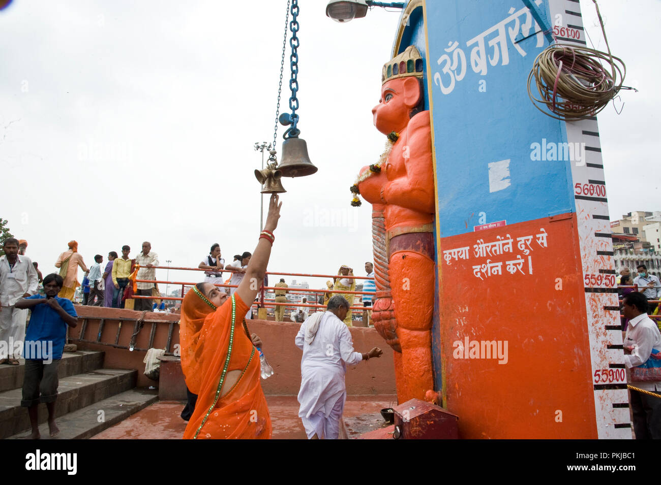 2015 Kumbh mela Frau klingeln Hanuman ji Temple Bell am Panchavati ram Kund in Nashik maharashtra Indien Stockfoto